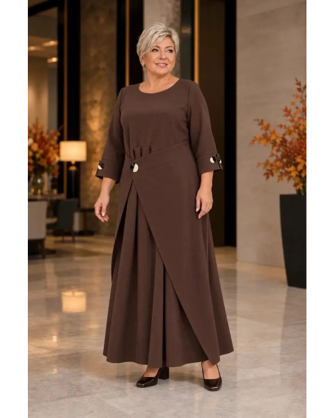 Шоколадное платье макси с декоративной складкой (plus-size) Женское длинное коричневое платье большого размера А-силуэта с круглым вырезом и рукавами три четверти, украшенное асимметричной складкой на талии и крупными декоративными пуговицами