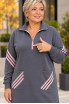 Серое спортивное платье макси с розовыми полосками (plus-size) Женское серое спортивное платье макси большого размера, прямой крой, воротник на молнии, накладные карманы спереди, декорировано тремя контрастными розовыми полосками на рукавах и карманах
