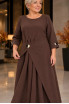 Шоколадное платье макси с декоративной складкой (plus-size) Женское длинное коричневое платье большого размера А-силуэта с круглым вырезом и рукавами три четверти, украшенное асимметричной складкой на талии и крупными декоративными пуговицами