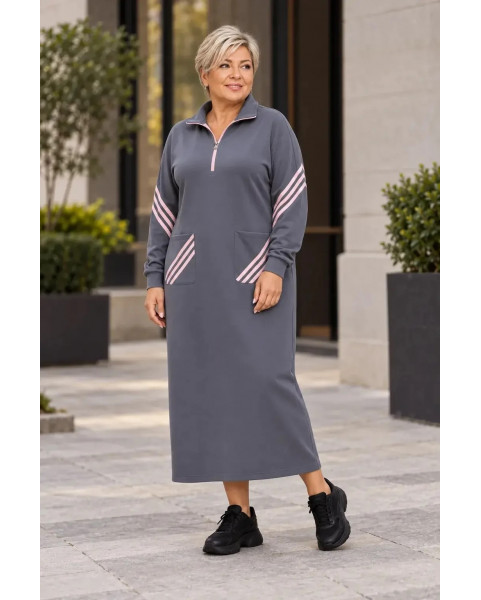 Серое спортивное платье макси с розовыми полосками (plus-size) Женское серое спортивное платье макси большого размера, прямой крой, воротник на молнии, накладные карманы спереди, декорировано тремя контрастными розовыми полосками на рукавах и карманах