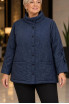 Темно-синяя стеганая куртка-жакет с цветочным узором (plus-size) Женская легкая стеганая куртка-жакет большого размера темно-синего цвета. Прямой свободный крой, мягкий воротник-стойка, застежка на пуговицы в тон, два накладных кармана спереди. Ткань имеет фигурную стежку в виде цветочного узора и украшена деликатным м
