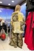 Женский брючный костюм PepperStyle серо-бежевого цвета: свободная блуза со спущенным плечом и прямые брюки на модели